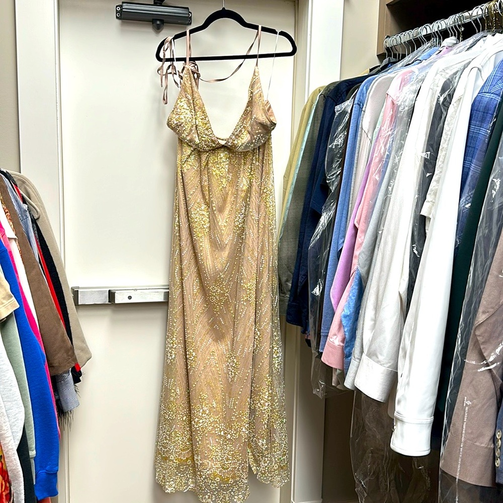 Gold, sequined dress, size XL. Stretchy material, new with tags